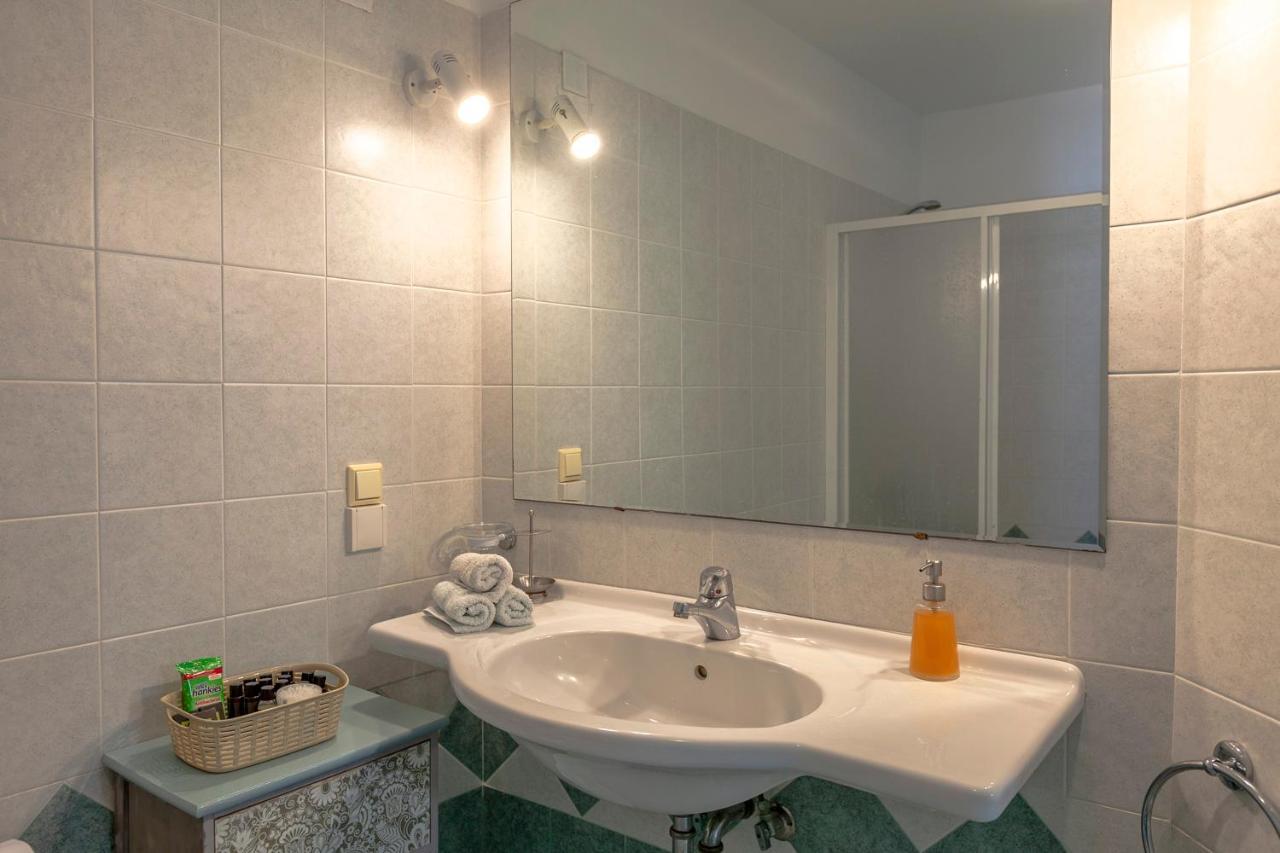 Emily'S Suites Adamantas  Ngoại thất bức ảnh