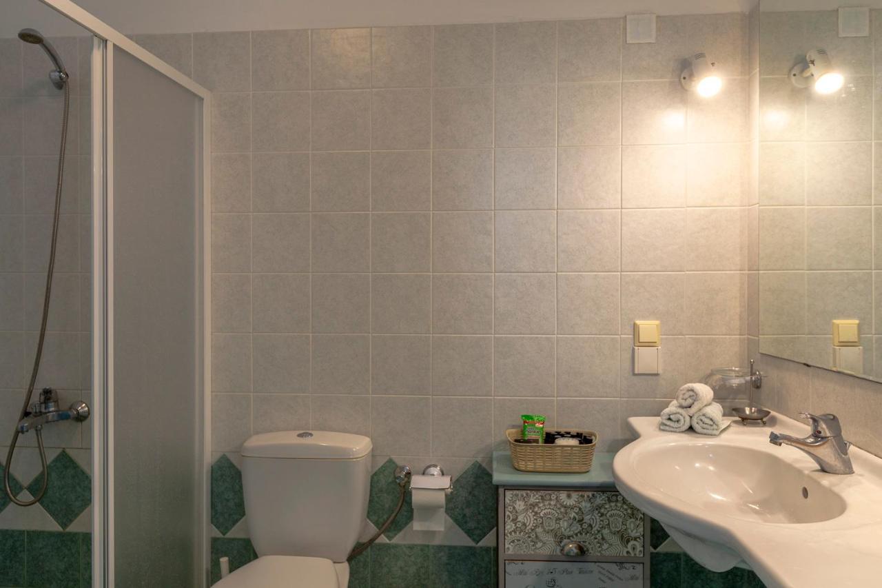 Emily'S Suites Adamantas  Ngoại thất bức ảnh